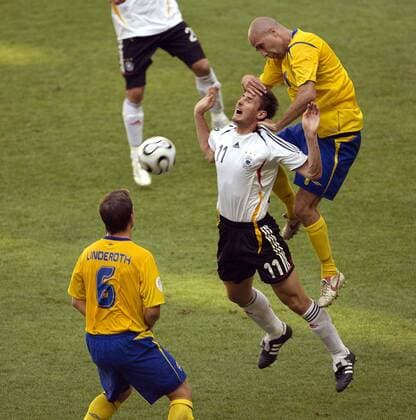 Miroslav Klose (Deutschland, Mitte) wird von Teddy Lucic (re.) gefoult, daneben: Tobias Linderoth (beide Schweden) Fußball Herren WM 2006, Länderspiel, Nationalteam, Nationaltrikot, Achtelfinale, Deutschland - Schweden 2:0 Gruppe München Dynamik, Kampf, Fußball Herren WM 2006, Länderspiel, Nationalteam, Nationaltrikot, Achtelfinale, Deutschland - Schweden 2:0 Gruppe München Dynamik, Kampf,
