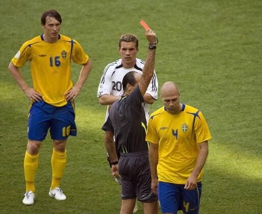 Schiedsrichter Carlos Simon (Brasilien) zeigt Teddy Lucic (re.) die gelb rote Karte, dahinter: Kim Källström (li., beide Schweden) und Lukas Podolski (Deutschland) Fußball Herren WM 2006, Länderspiel, Nationalteam, Nationaltrikot, Achtelfinale, Deutschland - Schweden 2:0 Gruppe München Fußball Herren WM 2006, Länderspiel, Nationalteam, Nationaltrikot, Achtelfinale, Deutschland - Schweden 2:0 Gruppe München
