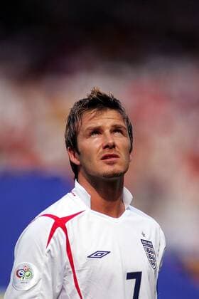 David Beckham (England) blickt aufwärts Fußball WM Herren WM 2006, Länderspiel, Nationalteam, Achtelfinale, Nationaltrikot Einzelbild Stuttgart Fußball WM Herren WM 2006, Länderspiel, Nationalteam, Achtelfinale, Nationaltrikot Einzelbild Stuttgart