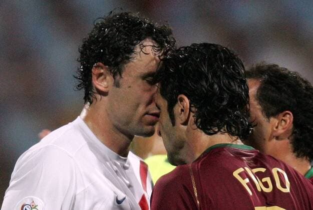 Mark van Bommel (Niederlande, li.) kassiert einen Kopfstoß von Luis Figo (Portugal) - Fußball WM Herren WM 2006, Länderspiel, Nationalteam, Achtelfinale, Nationaltrikot, Portugal - Niederlande 1:0 Gruppe Turnierhighlight Nürnberg Spannung, Fußball WM Herren WM 2006, Länderspiel, Nationalteam, Achtelfinale, Nationaltrikot, Portugal - Niederlande 1:0 Gruppe Turnierhighlight Nürnberg Spannung,