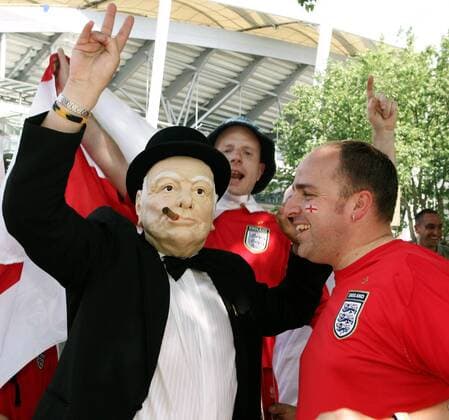 No Sports: Englischer Fan mit Churchill Maske schaut zumindest gerne zu Fußball WM Herren WM 2006, Länderspiel, Nationalteam, Achtelfinale, Vdig Gruppe Stuttgart Komik Fußball WM Herren WM 2006, Länderspiel, Nationalteam, Achtelfinale, Vdig Gruppe Stuttgart Komik