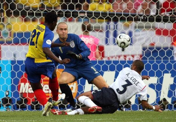 Carlos Tenorio (Ecuador, li.) vergibt gegen Ashley Cole (re.) und Torwart Paul Robinson (beide England) eine Riesenchance Fußball WM Herren WM 2006, Länderspiel, Nationalteam, Achtelfinale, Nationaltrikot, England - Ecuador 1:0 Gruppe Stuttgart Dynamik, Fußball WM Herren WM 2006, Länderspiel, Nationalteam, Achtelfinale, Nationaltrikot, England - Ecuador 1:0 Gruppe Stuttgart Dynamik,