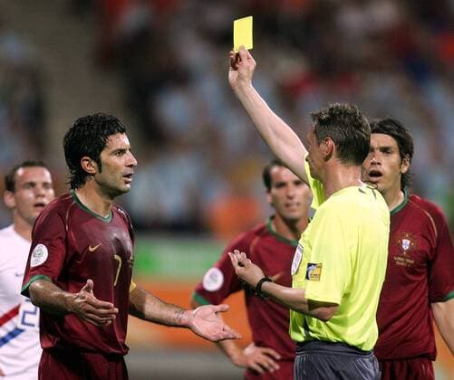 FIFA Schiedsrichter Valentin Ivanov (Rußland) zeigt Luis Figo (Portugal) die gelbe Karte - Fußball WM Herren WM 2006, Länderspiel, Nationalteam, Achtelfinale, Nationaltrikot, Portugal - Niederlande 1:0 Gruppe Nürnberg Fußball WM Herren WM 2006, Länderspiel, Nationalteam, Achtelfinale, Nationaltrikot, Portugal - Niederlande 1:0 Gruppe Nürnberg
