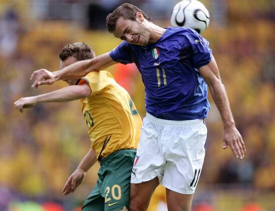 Alberto Gilardino (Italien, re.) gegen Luke Wilkshire (Australien) - Fußball WM Herren WM 2006, Länderspiel, Nationalteam, Nationaltrikot, Achtelfinale, Italien - Australien Gruppe Kaiserslautern Dynamik, Kampf, Fußball WM Herren WM 2006, Länderspiel, Nationalteam, Nationaltrikot, Achtelfinale, Italien - Australien Gruppe Kaiserslautern Dynamik, Kampf,
