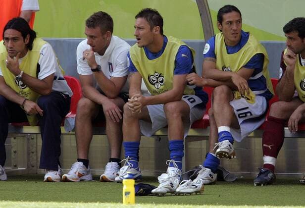 Reservebank Italien, v.li. Alessandro Nesta, Daniele de Rossi, Francesco Totti und Mauro Camoranesi Fußball WM Herren WM 2006, Länderspiel, Nationalteam, Achtelfinale Gruppe Kaiserslautern Fußball WM Herren WM 2006, Länderspiel, Nationalteam, Achtelfinale Gruppe Kaiserslautern