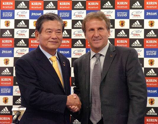 Saburo Kawabuchi (Japan, Präsident japanischer Fußballverband JFA, li.) bedankt sich bei Zico (Brasilien) nach dessen Rücktritt als Trainer der japanischen Nationalmannschaft für die gute Zusammenarbeit- (TKP2006062606) Fußball Herren WM 2006, Nationalteam, Pressekonferenz, PK, Pressetermin, Abschied, verabschieden, Gruppe Tokio Fußball Herren WM 2006, Nationalteam, Pressekonferenz, PK, Pressetermin, Abschied, verabschieden, Gruppe Tokio
