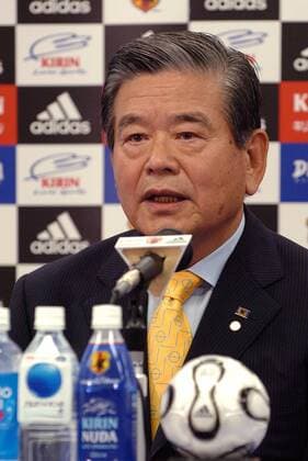Saburo Kawabuchi (Japan, Präsident japanischer Fußballverband JFA) während der Pressekonferenz anlässlich Zicos Rücktritt als Nationaltrainer Japans - (TKP2006062601) Fußball Herren WM 2006, Nationalteam, Pressekonferenz, PK, Pressetermin, Einzelbild Tokio Fußball Herren WM 2006, Nationalteam, Pressekonferenz, PK, Pressetermin, Einzelbild Tokio