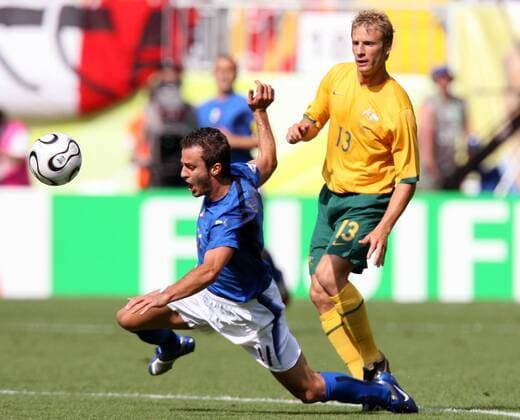 Alberto Gilardino (Italien, li.) geht gegen Vince Grella (Australien) zu Boden - Fußball WM Herren WM 2006, Länderspiel, Nationalteam, Nationaltrikot, Achtelfinale, Italien - Australien 1:0 Gruppe Kaiserslautern Dynamik, Fußball WM Herren WM 2006, Länderspiel, Nationalteam, Nationaltrikot, Achtelfinale, Italien - Australien 1:0 Gruppe Kaiserslautern Dynamik,