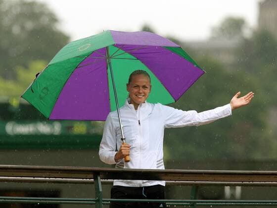 Anna Lena Groenefeld (Deutschland) erfreut sich des Regens in Wimbledon Tennis Damen All England Championships 2006, WTA Tour, Grand Slam Einzelbild London, Wimbledon Freude, Tennis Damen All England Championships 2006, WTA Tour, Grand Slam Einzelbild London, Wimbledon Freude,