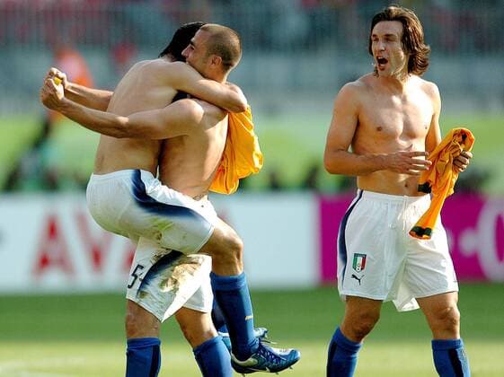 Schlußjubel Italien, u.a. mit Fabio Cannavaro (Mitte) und Andrea Pirlo (re.) -  Fußball WM Herren WM 2006, Länderspiel, Nationalteam, Achtelfinale, Nationaltrikot Gruppe Kaiserslautern Freude, Fußball WM Herren WM 2006, Länderspiel, Nationalteam, Achtelfinale, Nationaltrikot Gruppe Kaiserslautern Freude,