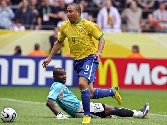 Ronaldo (Brasilien) überwindet Torwart Richard Kingson (Ghana) und erzielt das 1:0 und somit sein 15. Weltmeisterschaftstor -  Fußball WM Herren WM 2006, Länderspiel, Nationalteam, Achtelfinale, Nationaltrikot Gruppe Faruk Gürsoy, Gursoy Dortmund Dynamik, Fußball WM Herren WM 2006, Länderspiel, Nationalteam, Achtelfinale, Nationaltrikot Gruppe Faruk Gürsoy, Gursoy Dortmund Dynamik,