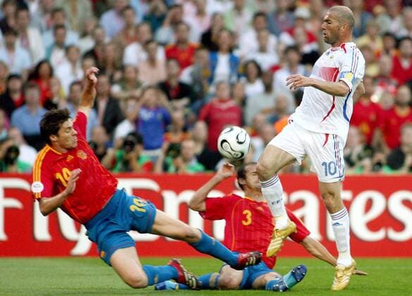 Zinedine Zidane (Frankreich, re.) gegen Xabi Alonso (li.) und Mariano Andres Pernia (beide Spanien) -  Fußball WM Herren WM 2006, Länderspiel, Nationalteam, Nationaltrikot, Achtelfinale Gruppe Hannover Dynamik, Kampf, Fußball WM Herren WM 2006, Länderspiel, Nationalteam, Nationaltrikot, Achtelfinale Gruppe Hannover Dynamik, Kampf,