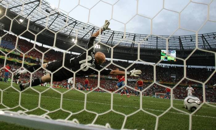 Der Ball ist im Netz, Torwart Fabien Barthez (Frankreich) wirft sich im FIFA World Cup Stadium Hannover vergeblich nach dem Elfmeter zum 1:0 für Spanien -  Fußball WM Herren WM 2006, Länderspiel, Nationalteam, Nationaltrikot, Achtelfinale, Spanien - Frankreich Totale Hannover Dynamik, Fußball WM Herren WM 2006, Länderspiel, Nationalteam, Nationaltrikot, Achtelfinale, Spanien - Frankreich Totale Hannover Dynamik,