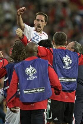 Torschütze Franck Ribery (Frankreich) läßt sich von den Reservisten feiern Fußball WM Herren WM 2006, Länderspiel, Nationalteam, Achtelfinale, Nationaltrikot, Frankreich Gruppe Hannover Freude, Begeisterung, Fußball WM Herren WM 2006, Länderspiel, Nationalteam, Achtelfinale, Nationaltrikot, Frankreich Gruppe Hannover Freude, Begeisterung,