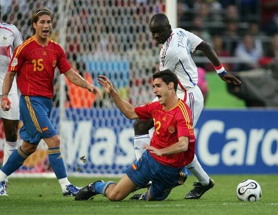 Elfmeter: Pablo (Spanien, vorn) geht gegen Lilian Thuram (Frankreich) zu Boden, was Sergio Ramos (Spanien) reklamiert -  Fußball WM Herren WM 2006, Länderspiel, Nationalteam, Nationaltrikot, Achtelfinale, Spanien - Frankreich 1:3 Gruppe Hannover Dynamik, Fußball WM Herren WM 2006, Länderspiel, Nationalteam, Nationaltrikot, Achtelfinale, Spanien - Frankreich 1:3 Gruppe Hannover Dynamik,
