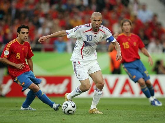 Zinedine Zidane (Frankreich, Mitte) schneller als Xavi (Spanien) - Fußball WM Herren WM 2006, Länderspiel, Nationalteam, Nationaltrikot, Achtelfinale, Spanien - Frankreich 1:3 Gruppe Hannover Dynamik, Fußball WM Herren WM 2006, Länderspiel, Nationalteam, Nationaltrikot, Achtelfinale, Spanien - Frankreich 1:3 Gruppe Hannover Dynamik,