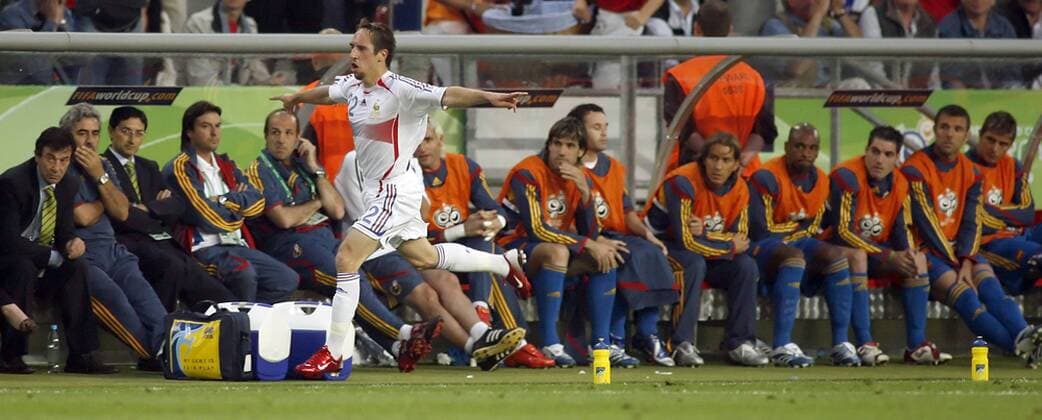 Franck Ribery (Frankreich, vorn) bejubelt einen Torerfolg vor der spanischen Ersatzbank Fußball WM Herren WM 2006, Länderspiel, Nationalteam, Nationaltrikot, Achtelfinale, Frankreich - Spanien 3:1 Totale Hannover Begeisterung, Freude, Fußball WM Herren WM 2006, Länderspiel, Nationalteam, Nationaltrikot, Achtelfinale, Frankreich - Spanien 3:1 Totale Hannover Begeisterung, Freude,