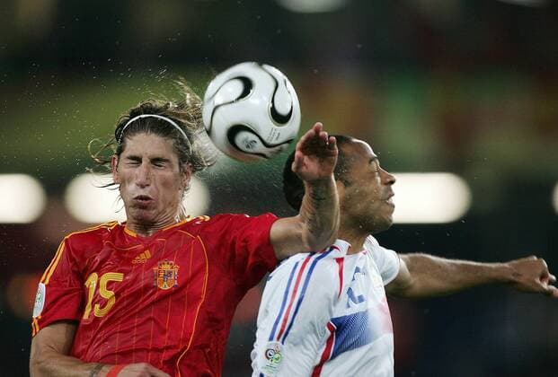 Sergio Ramos (Spanien, li.) gegen Thierry Henry (Frankreich) -  Fußball WM Herren WM 2006, Länderspiel, Nationalteam, Achtelfinale, Nationaltrikot Gruppe Hannover Dynamik Fußball WM Herren WM 2006, Länderspiel, Nationalteam, Achtelfinale, Nationaltrikot Gruppe Hannover Dynamik