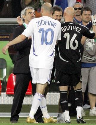 Zinedine Zidane (Mitte) mit Nationaltrainer Raymond Domenech und Torwart Fabien Barthez (alle Frankreich) -  Fußball WM Herren WM 2006, Länderspiel, Nationalteam, Achtelfinale, Nationaltrikot Gruppe Hannover Fußball WM Herren WM 2006, Länderspiel, Nationalteam, Achtelfinale, Nationaltrikot Gruppe Hannover