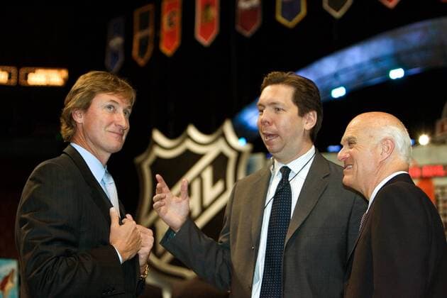 Head Coach Wayne Gretzky (Phoenix Coyotes, li.) im Gespräch mit Funktionären seines Teams -  (vap2006062457) Eishockey Herren NHL Draft 2006 (2007), Auswahl, Phoenix Coyotes (USA) Gruppe Vancouver Eishockey Herren NHL Draft 2006 (2007), Auswahl, Phoenix Coyotes (USA) Gruppe Vancouver