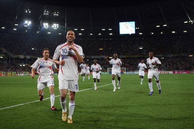Torschütze Zinedine Zidane (Frankreich) wird von seinen Mitspielern bestürmt -  (aflo0008) Fußball WM Herren WM 2006, Länderspiel, Nationalteam, Nationaltrikot, Achtelfinale Totale FIFA WorldCup Stadium, World Cup Stadion Hannover Freude, Fußball WM Herren WM 2006, Länderspiel, Nationalteam, Nationaltrikot, Achtelfinale Totale FIFA WorldCup Stadium, World Cup Stadion Hannover Freude,
