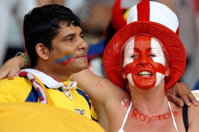 Ein englischer und ein Ecuador Fan schließen Fanfreundschaft -  Fußball WM Herren WM 2006, Länderspiel, Nationalteam, Achtelfinale, England - Ecuador 1:0, englische Gruppe o0 Völkerverständigung Stuttgart Harmonie, Fußball WM Herren WM 2006, Länderspiel, Nationalteam, Achtelfinale, England - Ecuador 1:0, englische Gruppe o0 Völkerverständigung Stuttgart Harmonie,