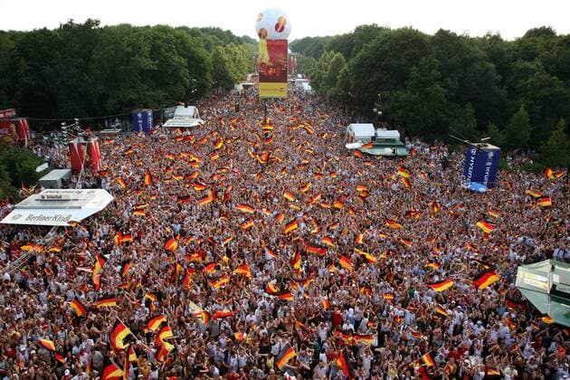 IMAGO Iconic Moments, Fußball Die Berliner FIFA Fanmeile auf der Straße des 17. Juni erscheint in einem Schwarz Rot Goldenen Fahnenmeer - 1000000 Fans sorgen für einen neuen Besucherrekord Fußball WM Herren FIFA Fanmeile 2006, Fanfest, Fan Fest, Party, Deutschland, deutsche, deutscher Totale Berlin Vogelperspektive, oben Masse, Freude, Begeisterung, Fußball WM Herren FIFA Fanmeile 2006, Fanfest, Fan Fest, Party, Deutschland, deutsche, deutscher Totale Berlin Vogelperspektive, oben Masse, Freude, Begeisterung,