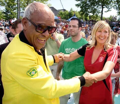 Legendarios do Brasil im ZDF Fernsehgarten: Brito (li., Brasilien) tanzt mit Moderatorin Andrea Kiewel (Deutschland), die sich in einem Fankleid präsentiert Fußball Herren ZDF Fernsehgarten 2006, Sendung, Fernsehsendung, Nationalteam, Vdig Gruppe lachen, lächeln Mainz Fußball Herren ZDF Fernsehgarten 2006, Sendung, Fernsehsendung, Nationalteam, Vdig Gruppe lachen, lächeln Mainz