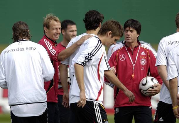 Bundestrainer Jürgen Klinsmann (2.v.li.) gibt Michael Ballack einen freundschaftlichen Klaps auf die Schulter, daneben Co Trainer Joachim Löw (alle Deutschland) Fußball WM Herren WM 2006, Nationalteam, Training Gruppe Berlin Fußball WM Herren WM 2006, Nationalteam, Training Gruppe Berlin