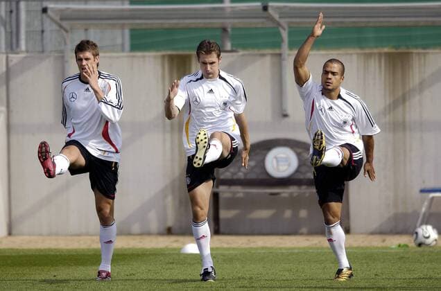 Im Gleichschritt zum Erfolg - v.li. erwärmen sich Sebastian Kehl, Miroslav Klose und David Odonkor (alle Deutschland) Fußball WM Herren WM 2006, Nationalteam, Training Gruppe Berlin Fußball WM Herren WM 2006, Nationalteam, Training Gruppe Berlin