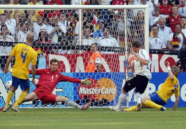 Lukas Podolski (Deutschland, 2.v.re.) trifft gegen Torwart Andreas Isaksson (Schweden) zum 2:0 Fußball WM Herren WM 2006, Länderspiel, Nationalteam, Achtelfinale, Nationaltrikot, Deutschland -Schweden 2:0 Gruppe München Dynamik, Fußball WM Herren WM 2006, Länderspiel, Nationalteam, Achtelfinale, Nationaltrikot, Deutschland -Schweden 2:0 Gruppe München Dynamik,