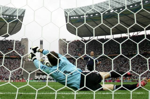 Elfmeterschießen - Torwart Jens Lehmann (Deutschland) hält den Schuss von Esteban Cambiasso (Argentinien) -  Fußball WM Herren WM 2006, Länderspiel, Nationalteam, Nationaltrikot, Deutschland - Argentinien 5:3 n.E. Totale FIFA World Cup Stadium, WorldCup Berlin Dynamik, Abwehr Fußball WM Herren WM 2006, Länderspiel, Nationalteam, Nationaltrikot, Deutschland - Argentinien 5:3 n.E. Totale FIFA World Cup Stadium, WorldCup Berlin Dynamik, Abwehr