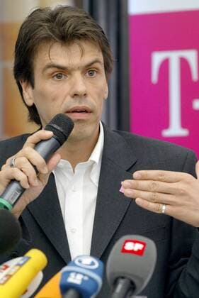 Christian Frommert (Deutschland), Pressesprecher von T Mobile, während einer Pressekonferenz zur Suspendierung von Jan Ullrich hinsichtlich der Tour de France 2006 Radsport Herren Tour de France 2006, ProTour, Straßenradsport, Straße, Rad, Pressekonferenz, PK, Pressetermin, Porträt Verdacht, Dopingverdacht, dopen, gedopt Plobsheim, Mikros, Mikrofone Radsport Herren Tour de France 2006, ProTour, Straßenradsport, Straße, Rad, Pressekonferenz, PK, Pressetermin, Porträt Verdacht, Dopingverdacht, dopen, gedopt Plobsheim, Mikros, Mikrofone