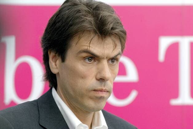Christian Frommert (Deutschland), Pressesprecher von T Mobile, nachdenklich während einer Pressekonferenz zur Suspendierung von Jan Ullrich hinsichtlich der Tour de France 2006 Radsport Herren Tour de France 2006, ProTour, Straßenradsport, Straße, Rad, Pressekonferenz, PK, Pressetermin, Porträt Verdacht, Dopingverdacht, dopen, gedopt Plobsheim Nachdenklichkeit, Radsport Herren Tour de France 2006, ProTour, Straßenradsport, Straße, Rad, Pressekonferenz, PK, Pressetermin, Porträt Verdacht, Dopingverdacht, dopen, gedopt Plobsheim Nachdenklichkeit,