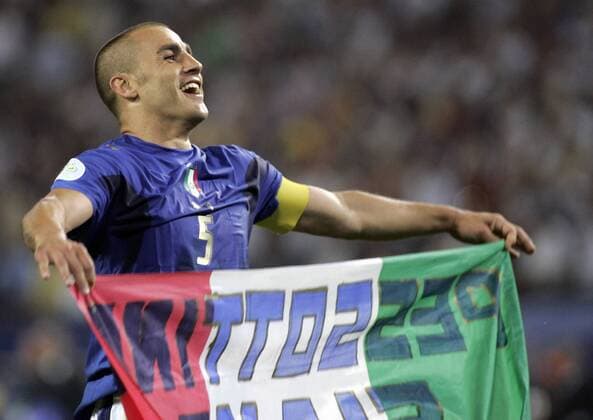 Fabio Cannavaro (Italien) jubelt mit der Landesfahne, die mit einem Gruß für Teammanager Gianluca Pessotto (Juventus Turin) versehen ist, der sich bei einem Selbstmordversuch schwer verletzte Fußball WM Herren WM 2006, Länderspiel, Nationalteam, Viertelfinale, Nationaltrikot Einzelbild Hamburg Freude, Fußball WM Herren WM 2006, Länderspiel, Nationalteam, Viertelfinale, Nationaltrikot Einzelbild Hamburg Freude,