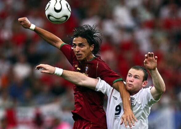 Fernando Meira (Portugal, li.) gegen Wayne Rooney (England) - Fußball WM Herren WM 2006, Länderspiel, Nationalteam, Viertelfinale, Nationaltrikot, England - Portugal Gruppe Gelsenkirchen Dynamik, Fußball WM Herren WM 2006, Länderspiel, Nationalteam, Viertelfinale, Nationaltrikot, England - Portugal Gruppe Gelsenkirchen Dynamik,