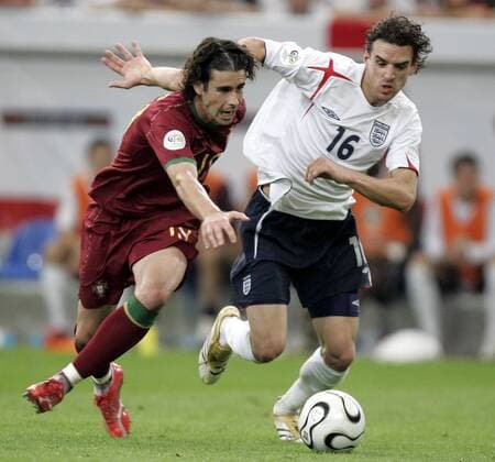 Tiago (Portugal, li.) gegen Owen Hargreaves (England) Fußball WM Herren WM 2006, Länderspiel, Nationalteam, Viertelfinale, Nationaltrikot, England - Portugal 1:3 Gruppe Gelsenkirchen Dynamik, Fußball WM Herren WM 2006, Länderspiel, Nationalteam, Viertelfinale, Nationaltrikot, England - Portugal 1:3 Gruppe Gelsenkirchen Dynamik,