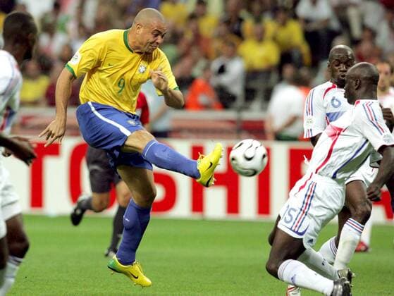 Ronaldo (Brasilien, li.) zieht ab, Lilian Thuram (Frankreich) wirft sich entgegen Fußball WM Herren WM 2006, Länderspiel, Nationalteam, Viertelfinale, Nationaltrikot, Brasilien - Frankreich Gruppe Frankfurt M. Dynamik, Fußball WM Herren WM 2006, Länderspiel, Nationalteam, Viertelfinale, Nationaltrikot, Brasilien - Frankreich Gruppe Frankfurt M. Dynamik,