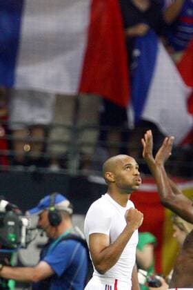 Torschütze Thierry Henry (Frankreich) jubelt unter der Tricolore Fußball WM Herren WM 2006, Länderspiel, Nationalteam, Viertelfinale, Einzelbild Frankfurt M. Fußball WM Herren WM 2006, Länderspiel, Nationalteam, Viertelfinale, Einzelbild Frankfurt M.