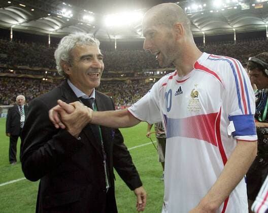 Nationaltrainer Raymond Domenech (li.) und Zinedine Zidane (beide Frankreich) - Schlußjubel -  Fußball WM Herren WM 2006, Länderspiel, Nationalteam, Nationaltrikot, Frankreich Gruppe Frankfurt M. Freude, Fußball WM Herren WM 2006, Länderspiel, Nationalteam, Nationaltrikot, Frankreich Gruppe Frankfurt M. Freude,