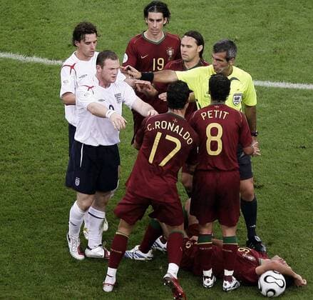 Wayne Rooney (England, 2. v. li.) stößt Cristiano Ronaldo (17) weg, am Boden Ricardo Carvalho (beide Portugal) -  Fußball Herren WM 2006, Länderspiel, Nationalteam, Viertelfinale, Nationaltrikot, England - Portugal 1:3 n.E. Gruppe Gelsenkirchen Spannung, Fußball Herren WM 2006, Länderspiel, Nationalteam, Viertelfinale, Nationaltrikot, England - Portugal 1:3 n.E. Gruppe Gelsenkirchen Spannung,