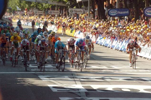 Jimmy Casper (Frankreich Cofidis, 4.v.li.) gewinnt den Massensprint der 1. Etappe der Tour de France 2006 - Radsport Herren Tour de France 2006, ProTour, Straßenradsport, Straße, Rad, Totale 1.Etappe: Straßburg - Straßburg Radsport Herren Tour de France 2006, ProTour, Straßenradsport, Straße, Rad, Totale 1.Etappe: Straßburg - Straßburg