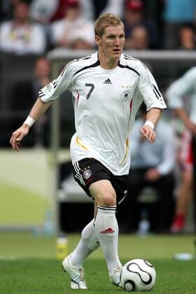 Bastian Schweinsteiger (Deutschland) am Ball -  Fußball WM Herren WM 2006, Länderspiel, Nationalteam, Viertelfinale, Nationaltrikot Einzelbild Berlin Dynamik, Fußball WM Herren WM 2006, Länderspiel, Nationalteam, Viertelfinale, Nationaltrikot Einzelbild Berlin Dynamik,