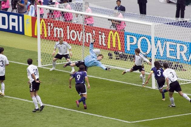 Torwart Jens Lehmann reagiert zu spät und kann das 0:1 für Argentinien nicht verhindern Fußball WM Herren WM 2006, Länderspiel, Nationalteam, Nationaltrikot, Viertelfinale, Deutschland - Argentinien 5:3 n.E Totale Werbung Berlin Dynamik, Fußball WM Herren WM 2006, Länderspiel, Nationalteam, Nationaltrikot, Viertelfinale, Deutschland - Argentinien 5:3 n.E Totale Werbung Berlin Dynamik,