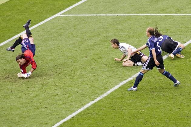 Miroslav Klose (Deutschland, 2.v.li.) erzielt den 1:1 Ausgleich, Torwart Leonardo Franco, Esteban Cambiasso (2.v.re.) und Juan Pablo Sorin (alle Argentinien) können ihn nicht daran hindern Fußball WM Herren WM 2006, Länderspiel, Nationalteam, Nationaltrikot, Viertelfinale, Deutschland - Argentinien 5:3 n.E Gruppe Werbung Berlin Dynamik, Fußball WM Herren WM 2006, Länderspiel, Nationalteam, Nationaltrikot, Viertelfinale, Deutschland - Argentinien 5:3 n.E Gruppe Werbung Berlin Dynamik,