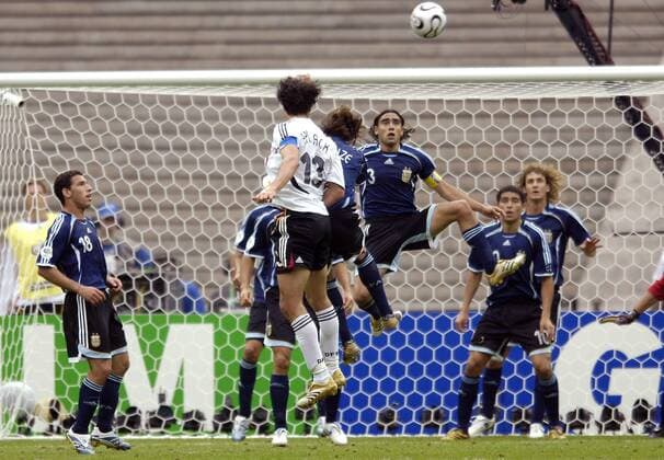 Juan Pablo Sorin (Argentinien, 3.v.re.) gegen Michael Ballack (Deutschland) Fußball WM Herren WM 2006, Länderspiel, Nationalteam, Viertelfinale, Nationaltrikot, Deutschland - Argentinien 5:3 n.E Gruppe Berlin Dynamik, Fußball WM Herren WM 2006, Länderspiel, Nationalteam, Viertelfinale, Nationaltrikot, Deutschland - Argentinien 5:3 n.E Gruppe Berlin Dynamik,