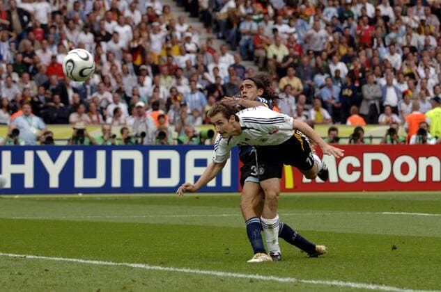 Miroslav Klose (Deutschland, vorn) erzielt das 1:1 gegen Juan Pablo Sorin (Argentinien) per Kopf Fußball WM Herren WM 2006, Länderspiel, Nationalteam, Viertelfinale, Nationaltrikot Deutschland - Argentinien 5:3 n.E. Gruppe Berlin Dynamik, Fußball WM Herren WM 2006, Länderspiel, Nationalteam, Viertelfinale, Nationaltrikot Deutschland - Argentinien 5:3 n.E. Gruppe Berlin Dynamik,