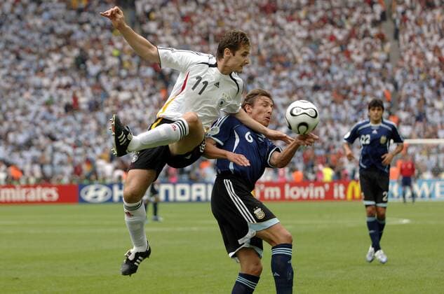 Miroslav Klose (Deutschland, li.) gegen Gabriel Heinze (Argentinien) Fußball WM Herren WM 2006, Länderspiel, Nationalteam, Viertelfinale, Nationaltrikot, Deutschland - Argentinien 5:3 n.E Gruppe Berlin Dynamik, Kampf, Fußball WM Herren WM 2006, Länderspiel, Nationalteam, Viertelfinale, Nationaltrikot, Deutschland - Argentinien 5:3 n.E Gruppe Berlin Dynamik, Kampf,