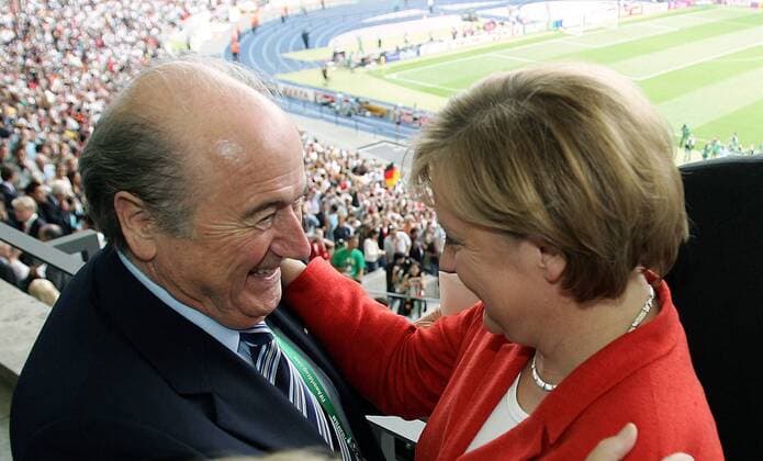 Bundeskanzlerin Angela Merkel (Deutschland CDU) begrüßt FIFA Präsident Joseph S. Blatter (Schweiz) -  Fußball WM Herren WM 2006, Länderspiel, Nationalteam, Viertelfinale Gruppe Gäste, lächeln Berlin o0 people Fußball WM Herren WM 2006, Länderspiel, Nationalteam, Viertelfinale Gruppe Gäste, lächeln Berlin o0 people