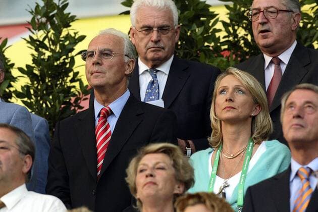 OK Präsident Franz Beckenbauer (li.) mit Ehefrau Heidi auf der Tribüne, dahinter Fedor Radmann (Mitte, alle Deutschland), OK Vizepräsident und Kulturbeauftragter der WM Fußball WM Herren WM 2006, Länderspiel, Viertelfinale, Ehrentribüne Gruppe Frankfurt M. Fußball WM Herren WM 2006, Länderspiel, Viertelfinale, Ehrentribüne Gruppe Frankfurt M.